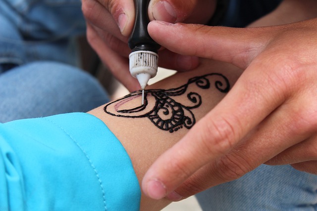 Handpoke: Alternatywna metoda tatuażu – co warto o niej wiedzieć?